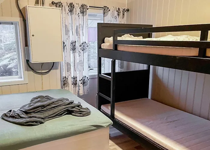 8 Person In Hauglandshella Nyaraló Breidvik (Askoy)