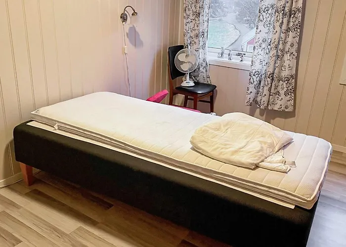 8 Person In Hauglandshella Breidvik (Askoy)