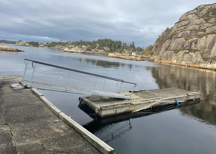 8 Person In Hauglandshella Nyaraló Breidvik (Askoy)