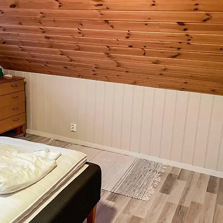 8 Person In Hauglandshella Breidvik (Askoy)