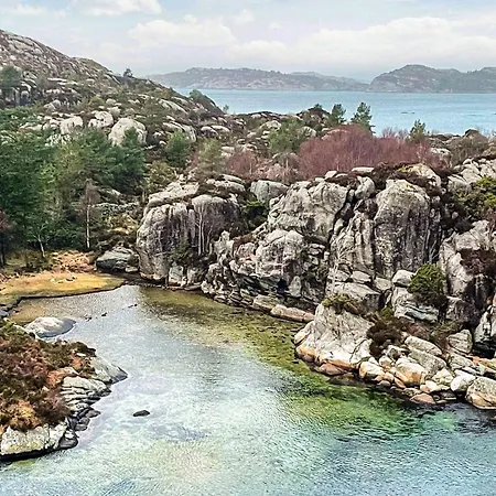 8 Person In Hauglandshella * Breidvik (Askoy)