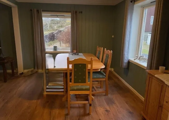 8 Person In Hauglandshella Breidvik (Askoy)